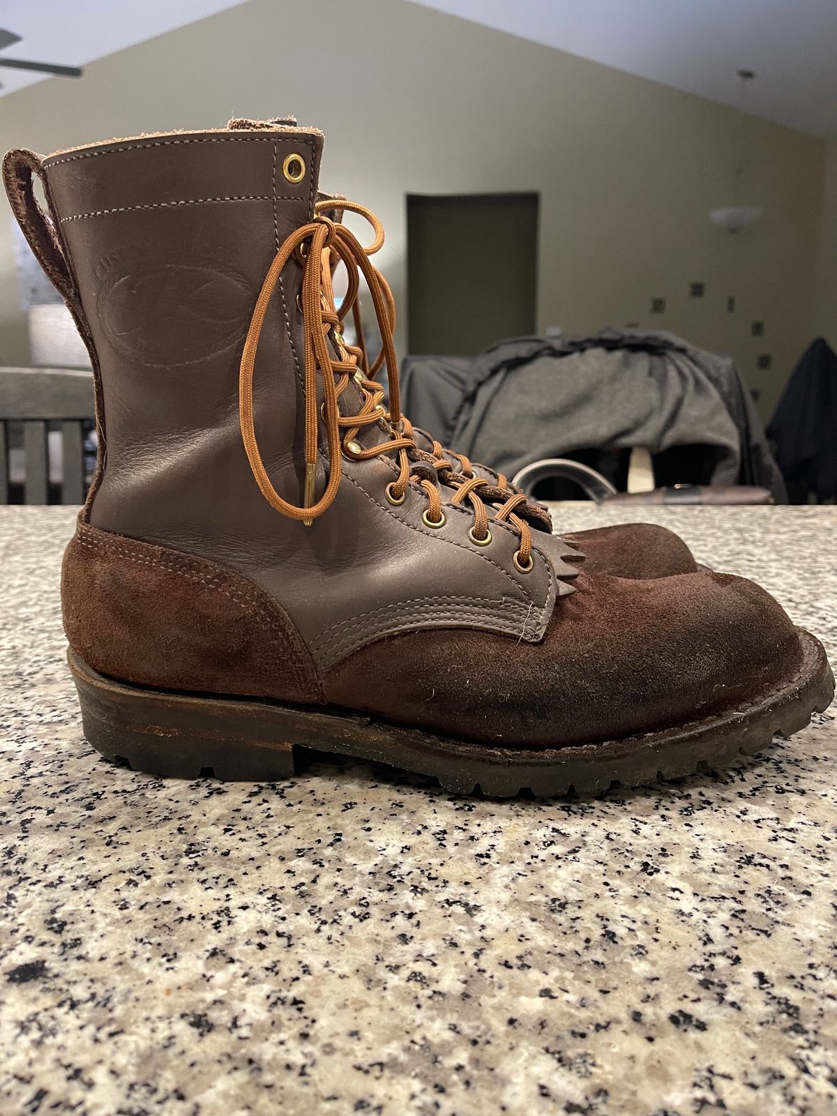 Photo by EnieJr on April 3, 2023 of the JK Boots Superduty in Seidel Brown Oil Tan Roughout.