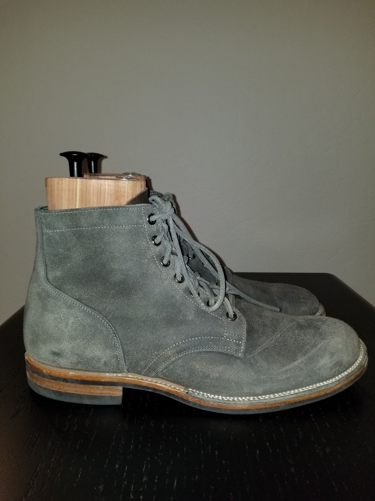 Photo by EzSteve on March 6, 2023 of the Viberg Service Boot in C.F. Stead Anthracite Waxed Roughout.