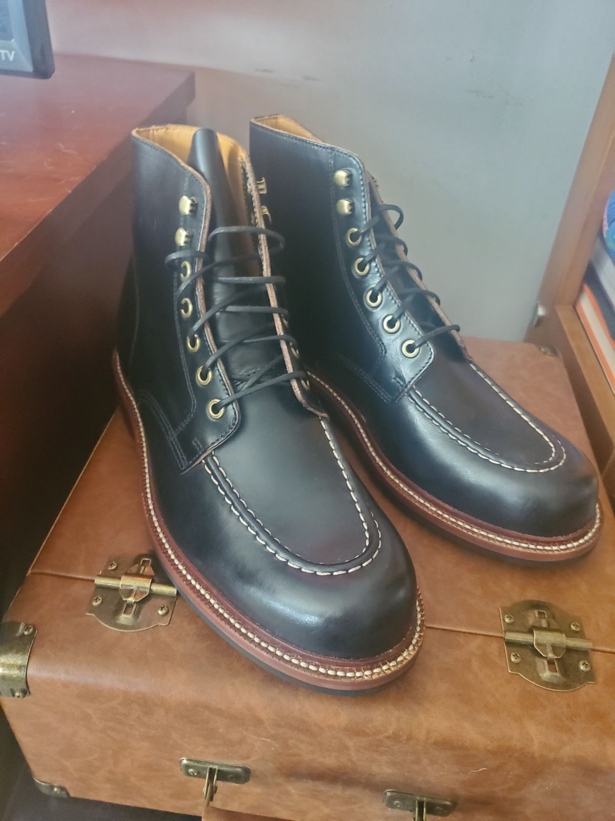 Photo by realoscarmayer on October 9, 2023 of the Grant Stone Brass Boot in Horween Black Chromexcel.