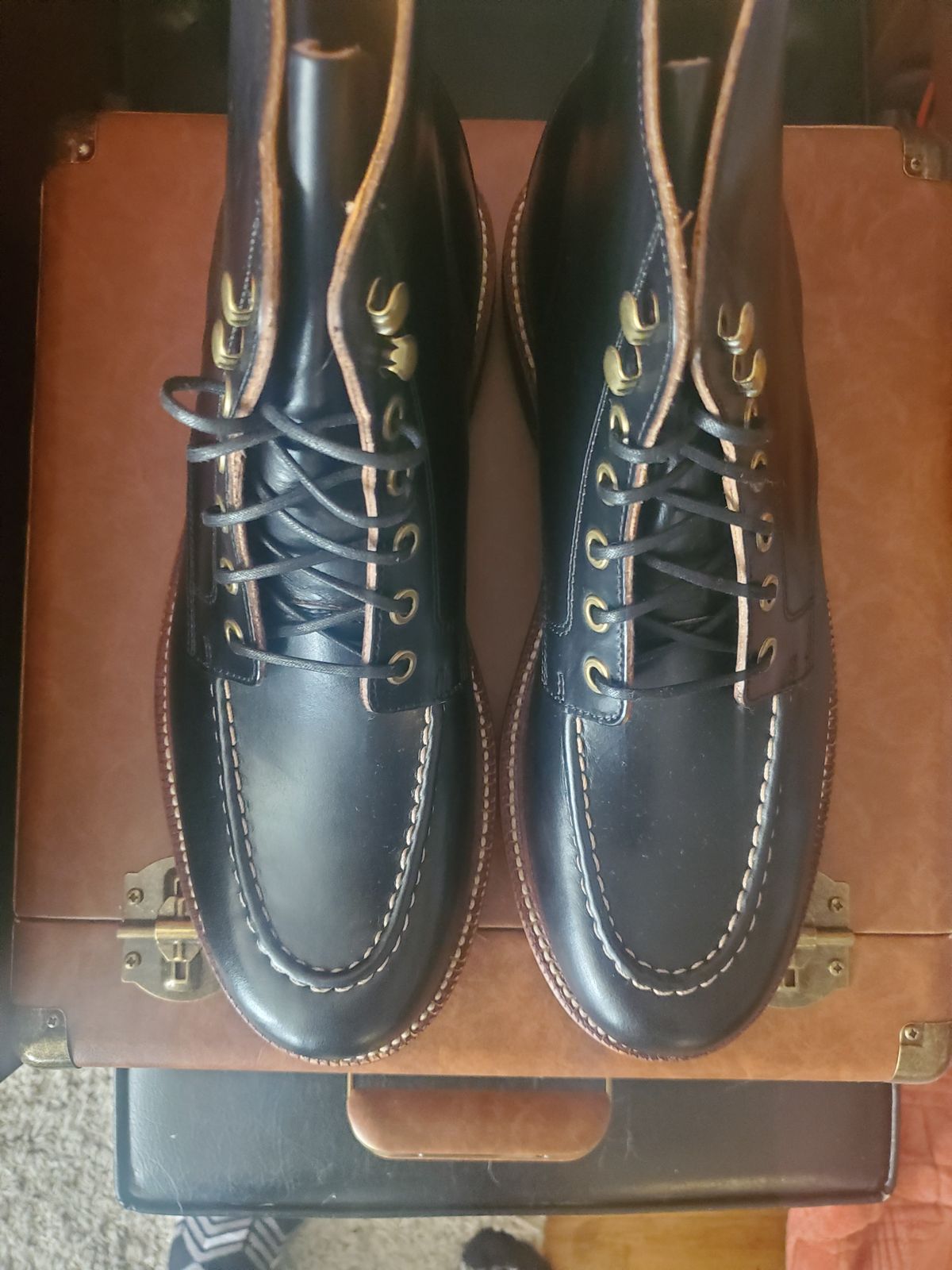 Photo by realoscarmayer on October 9, 2023 of the Grant Stone Brass Boot in Horween Black Chromexcel.