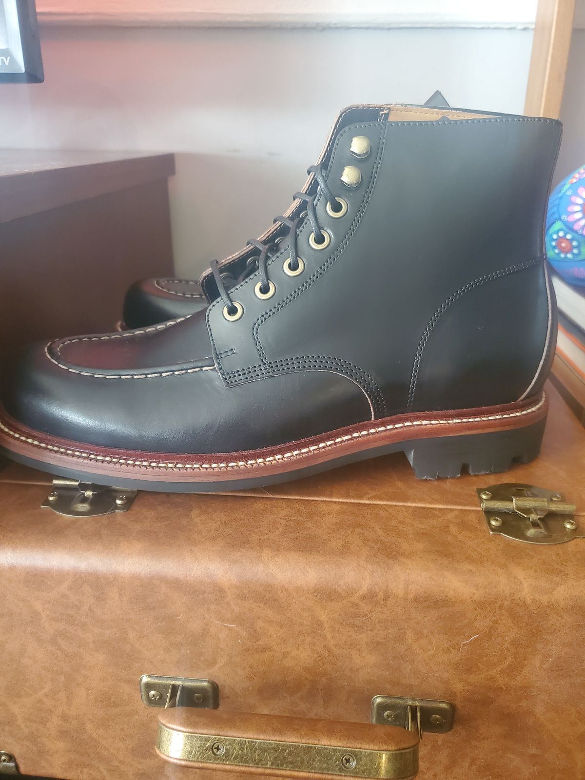 Photo by realoscarmayer on November 3, 2023 of the Grant Stone Brass Boot in Horween Black Chromexcel.