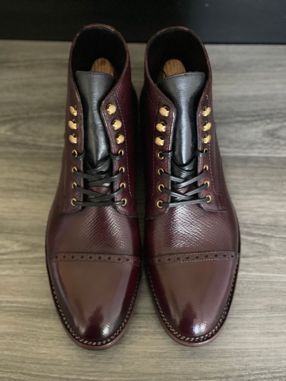 Photo by ifticar2 on October 2, 2023 of the Blkbrd Shoemaker Luchador Service Boot in Horween Dark Burgundy Pioneer Reindeer.
