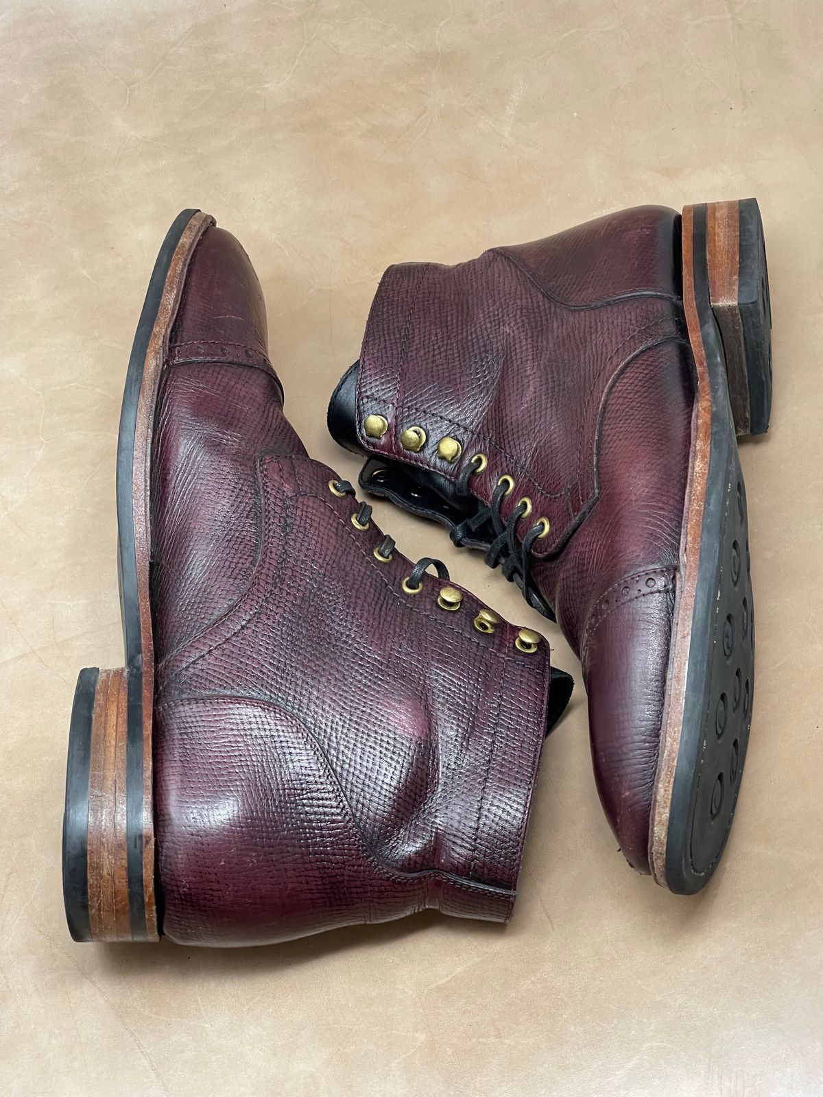 Photo by ifticar2 on February 5, 2024 of the Blkbrd Shoemaker Luchador Service Boot in Horween Dark Burgundy Pioneer Reindeer.