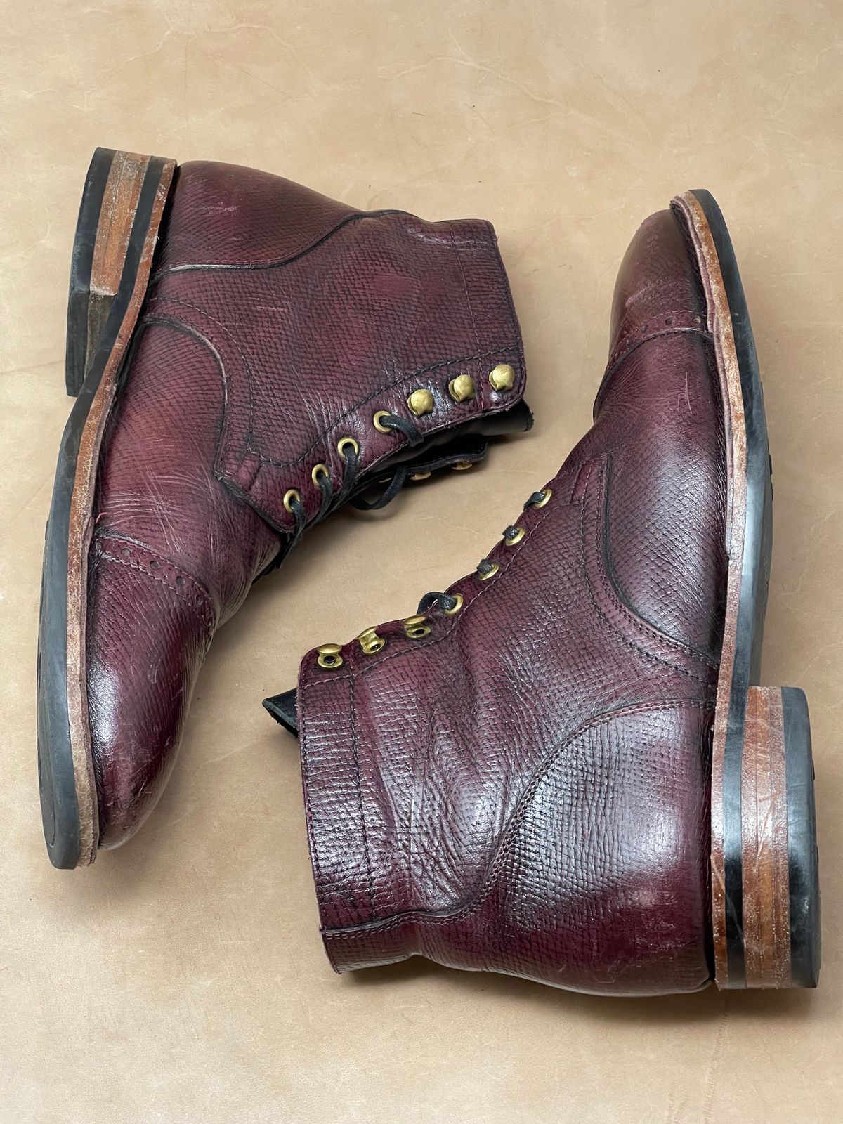 Photo by ifticar2 on April 4, 2024 of the Blkbrd Shoemaker Luchador Service Boot in Horween Dark Burgundy Pioneer Reindeer.