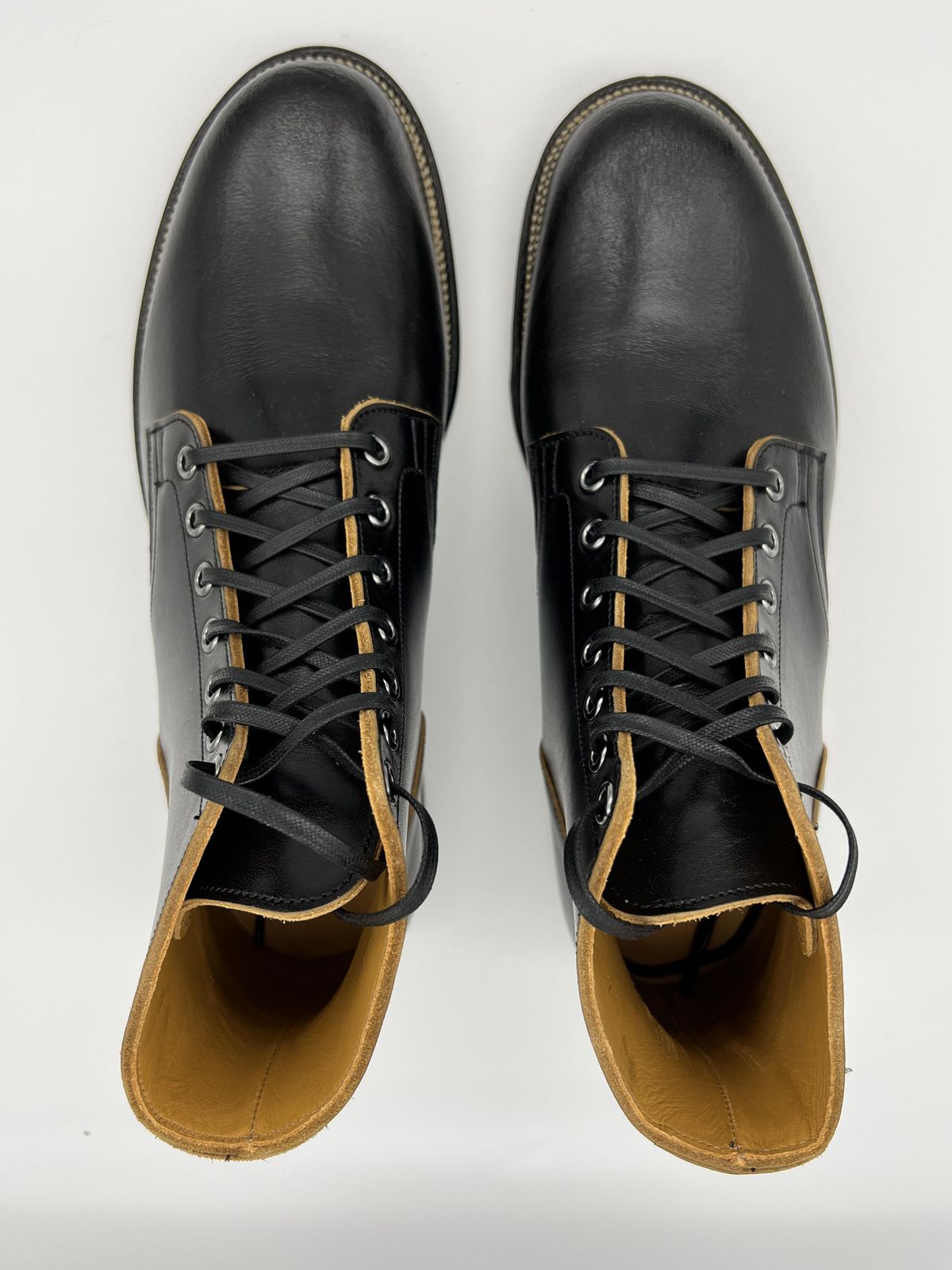 Photo by blackandbrownblues on October 1, 2021 of the Viberg Service Boot in Shinki Black Oiled Horsebutt.