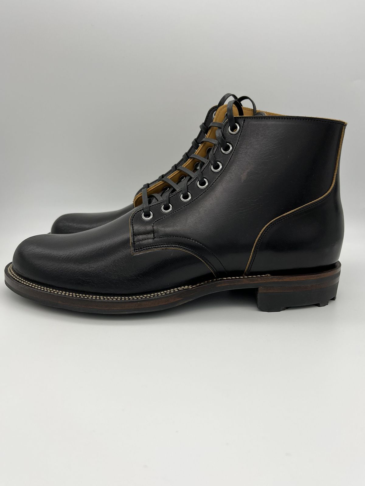 Photo by blackandbrownblues on October 1, 2021 of the Viberg Service Boot in Shinki Black Oiled Horsebutt.