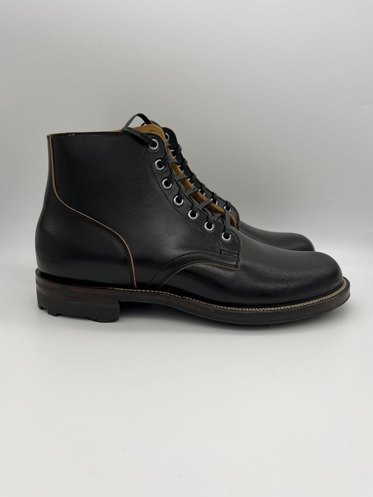 Photo by blackandbrownblues on October 1, 2021 of the Viberg Service Boot in Shinki Black Oiled Horsebutt.