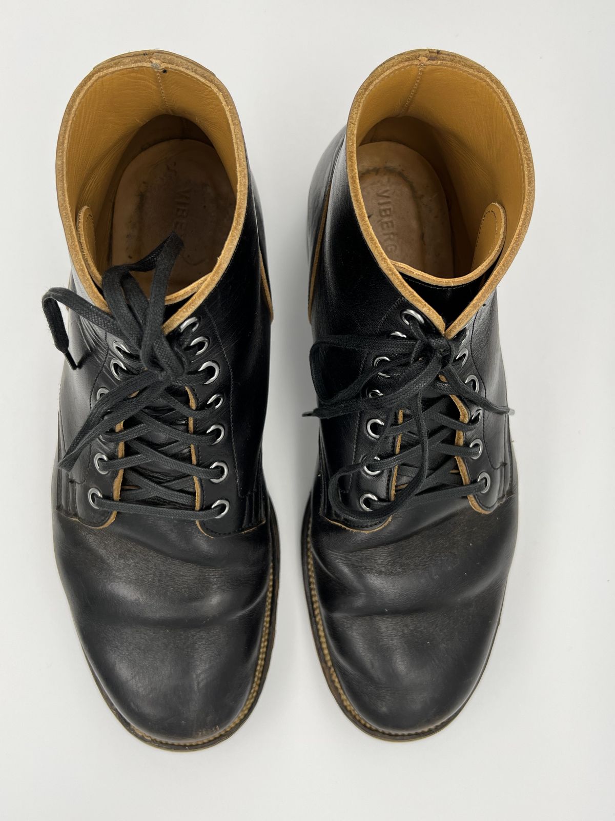 Photo by blackandbrownblues on November 2, 2021 of the Viberg Service Boot in Shinki Black Oiled Horsebutt.