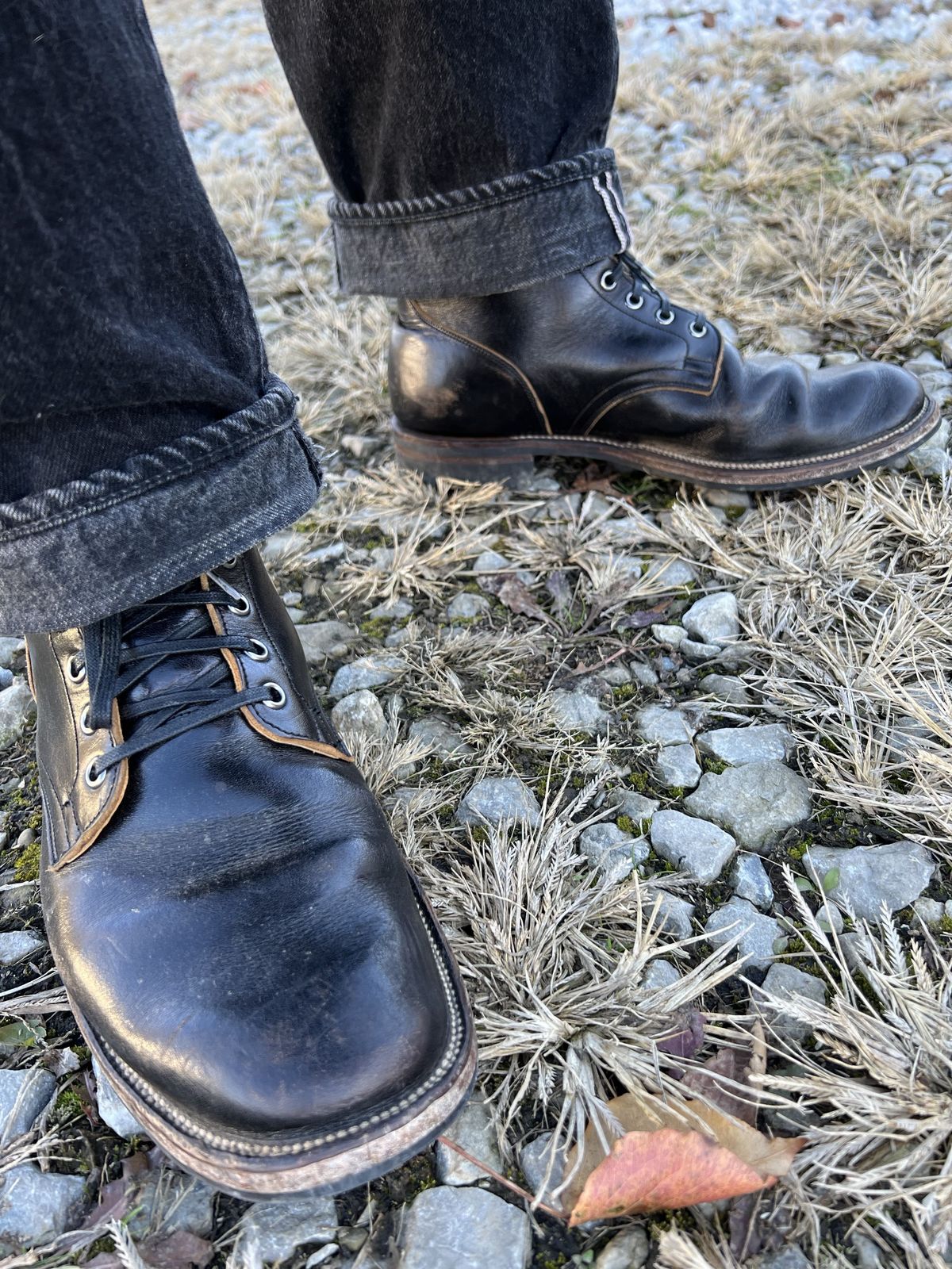 Photo by blackandbrownblues on December 1, 2021 of the Viberg Service Boot in Shinki Black Oiled Horsebutt.