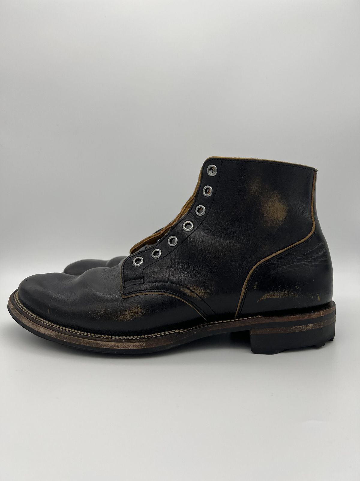 Photo by blackandbrownblues on December 1, 2021 of the Viberg Service Boot in Shinki Black Oiled Horsebutt.