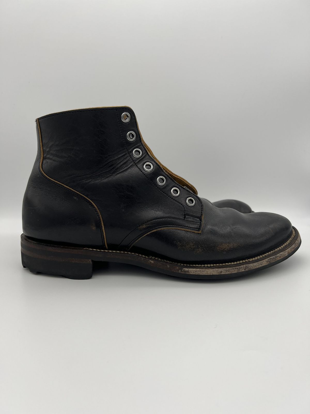 Photo by blackandbrownblues on December 1, 2021 of the Viberg Service Boot in Shinki Black Oiled Horsebutt.