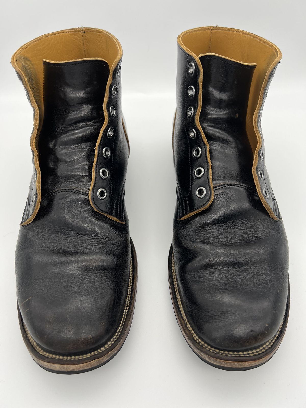 Photo by blackandbrownblues on December 1, 2021 of the Viberg Service Boot in Shinki Black Oiled Horsebutt.
