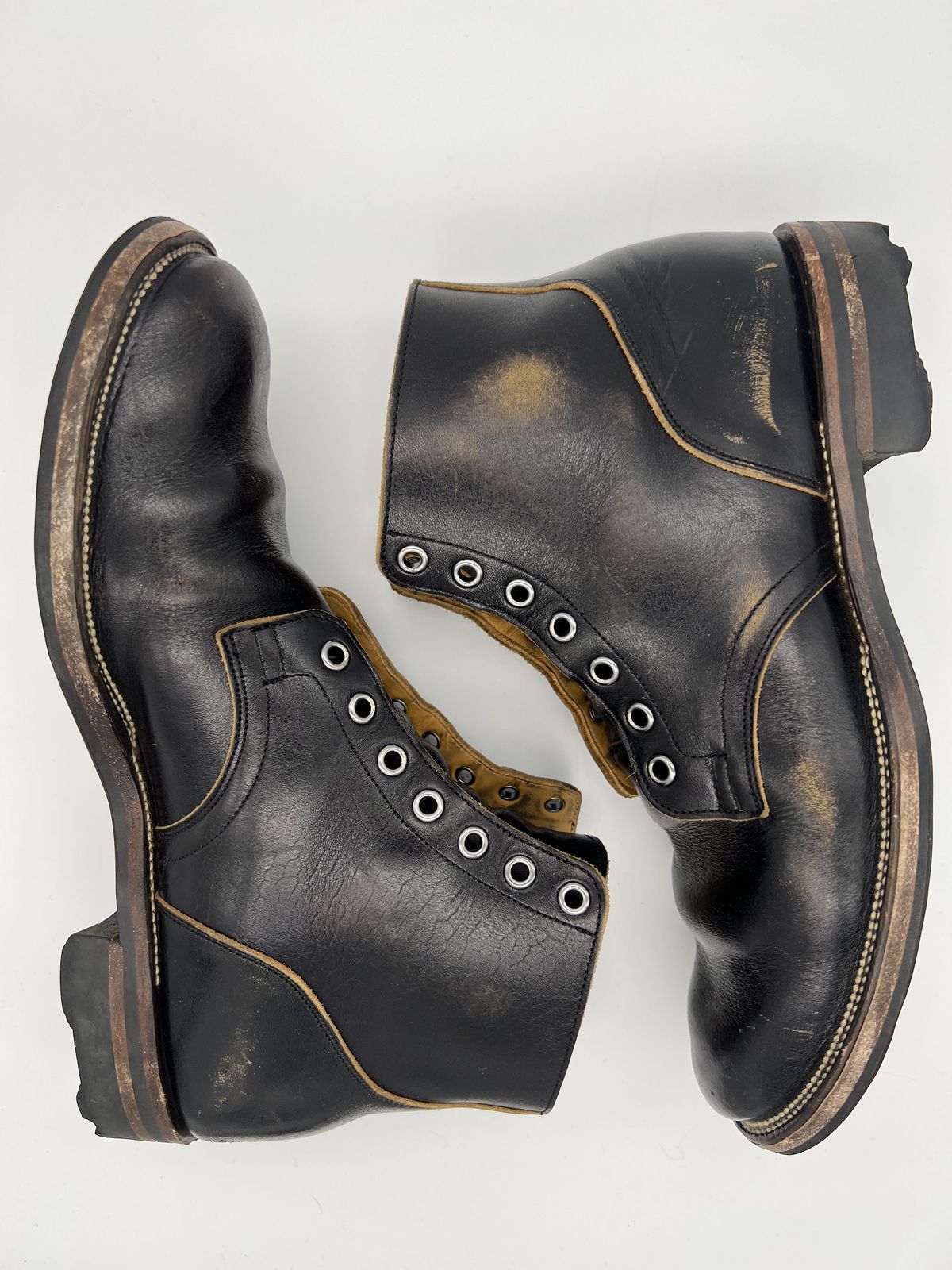 Photo by blackandbrownblues on December 1, 2021 of the Viberg Service Boot in Shinki Black Oiled Horsebutt.