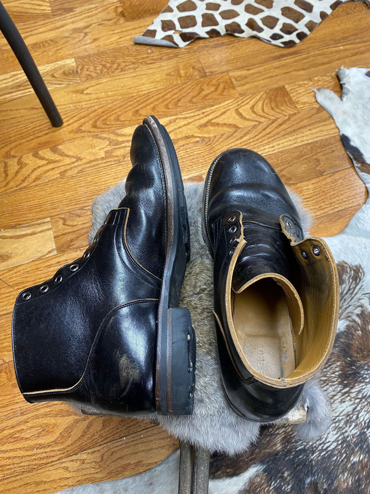 Photo by blackandbrownblues on February 5, 2022 of the Viberg Service Boot in Shinki Black Oiled Horsebutt.