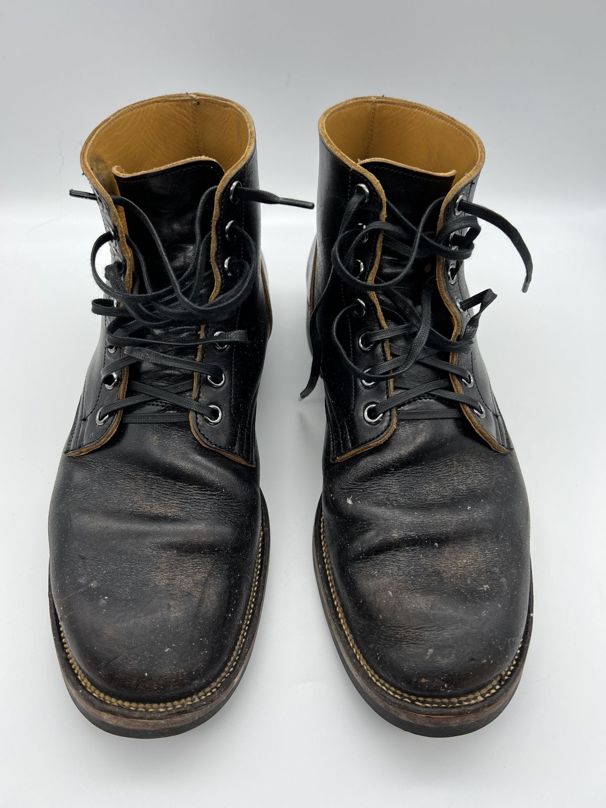 Photo by blackandbrownblues on March 5, 2022 of the Viberg Service Boot in Shinki Black Oiled Horsebutt.