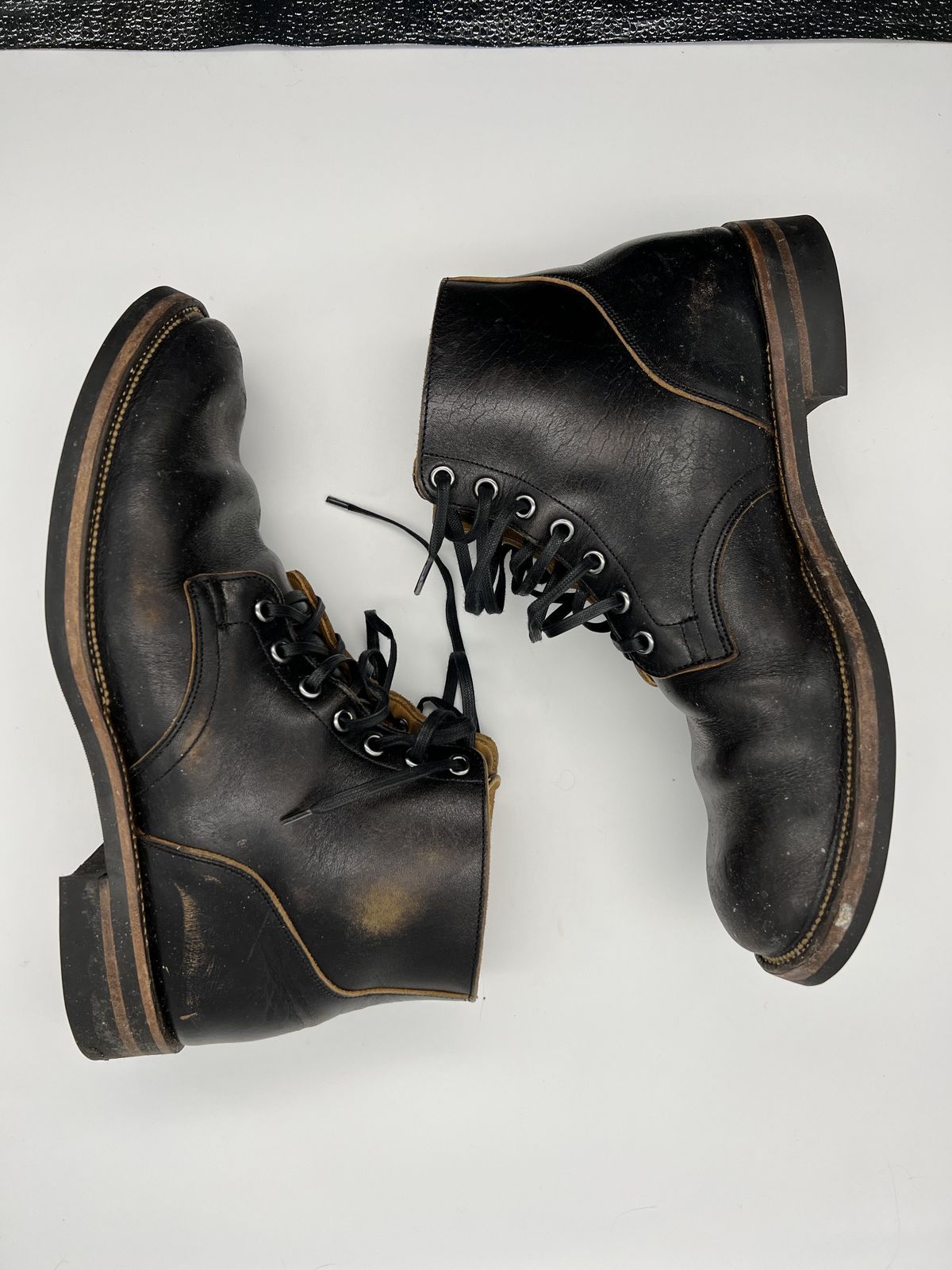 Photo by blackandbrownblues on March 5, 2022 of the Viberg Service Boot in Shinki Black Oiled Horsebutt.