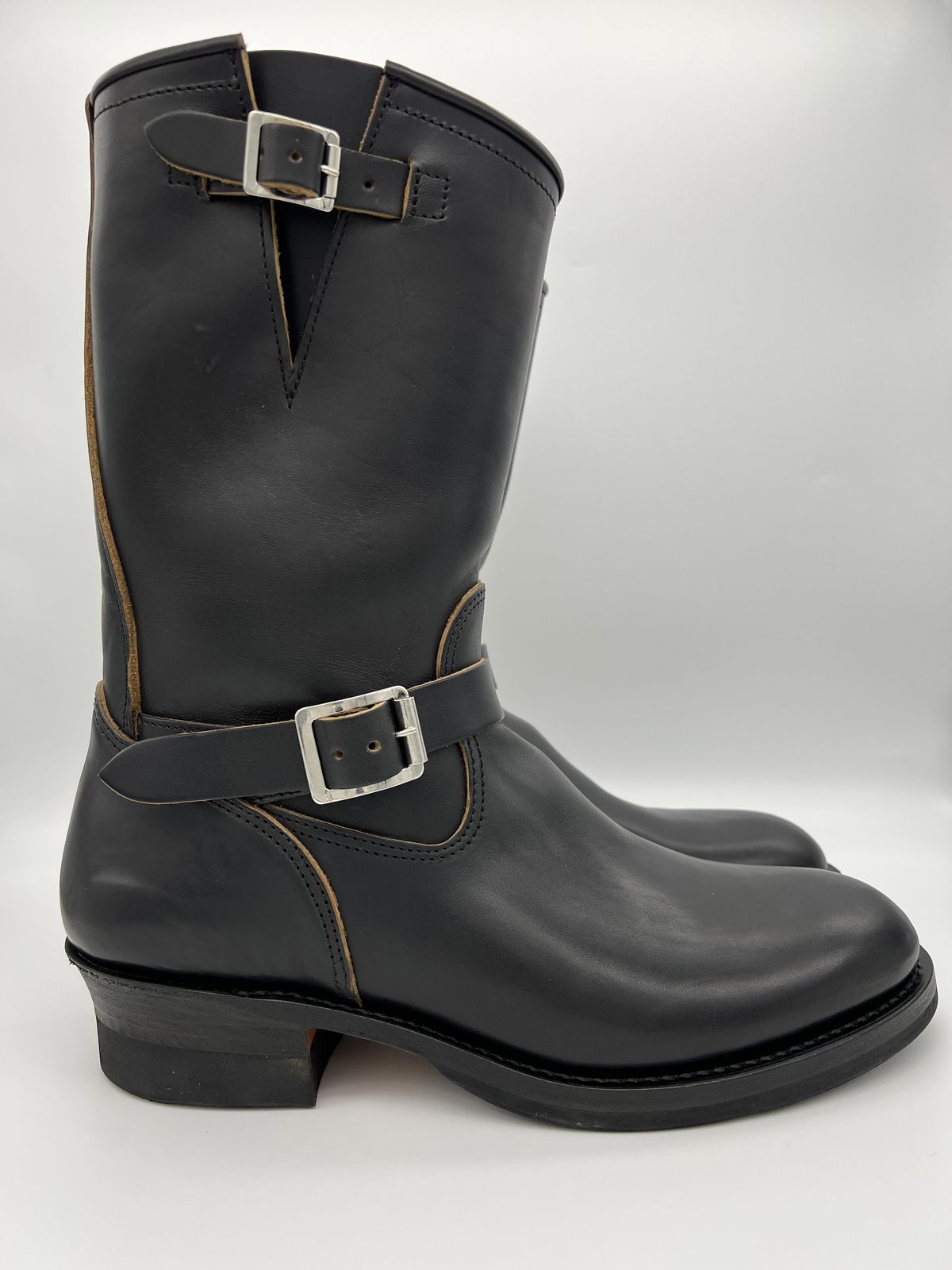 Photo by blackandbrownblues on October 1, 2021 of the Attractions BILTBUCK Engineer Boots in Black Italian Horsebutt.