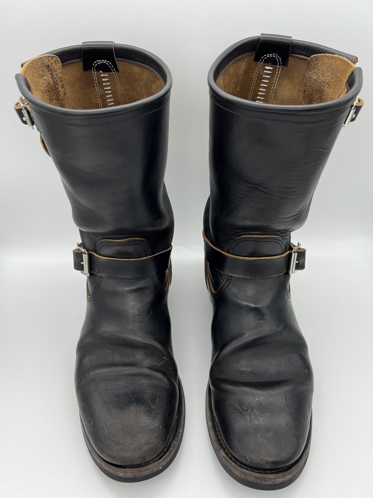 Photo by blackandbrownblues on December 1, 2021 of the Attractions BILTBUCK Engineer Boots in Black Italian Horsebutt.