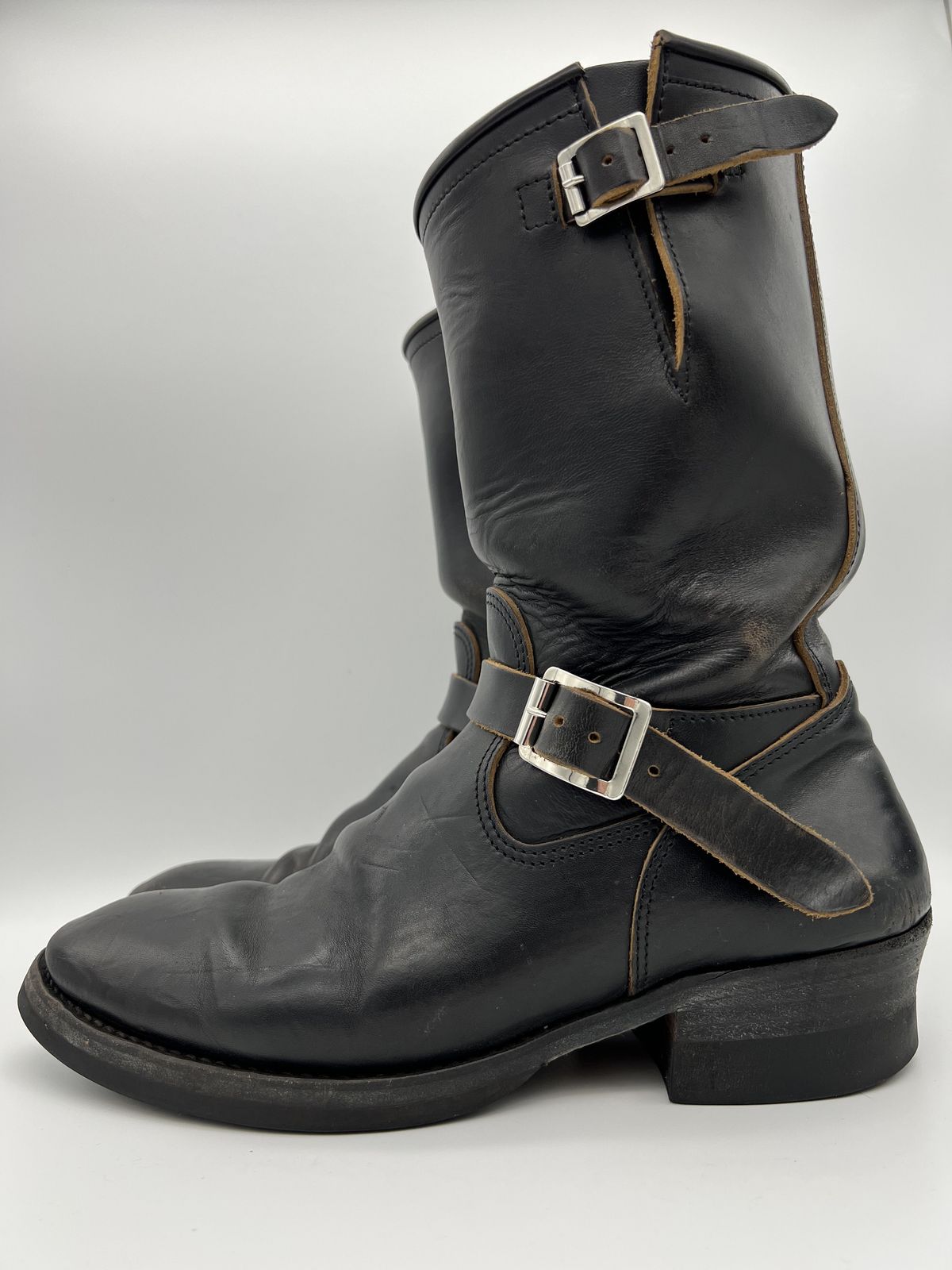 Photo by blackandbrownblues on December 1, 2021 of the Attractions BILTBUCK Engineer Boots in Black Italian Horsebutt.