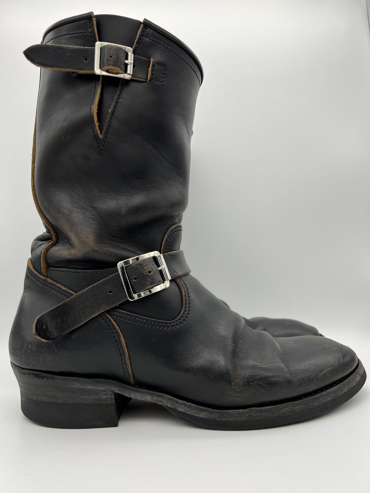 Photo by blackandbrownblues on December 1, 2021 of the Attractions BILTBUCK Engineer Boots in Black Italian Horsebutt.