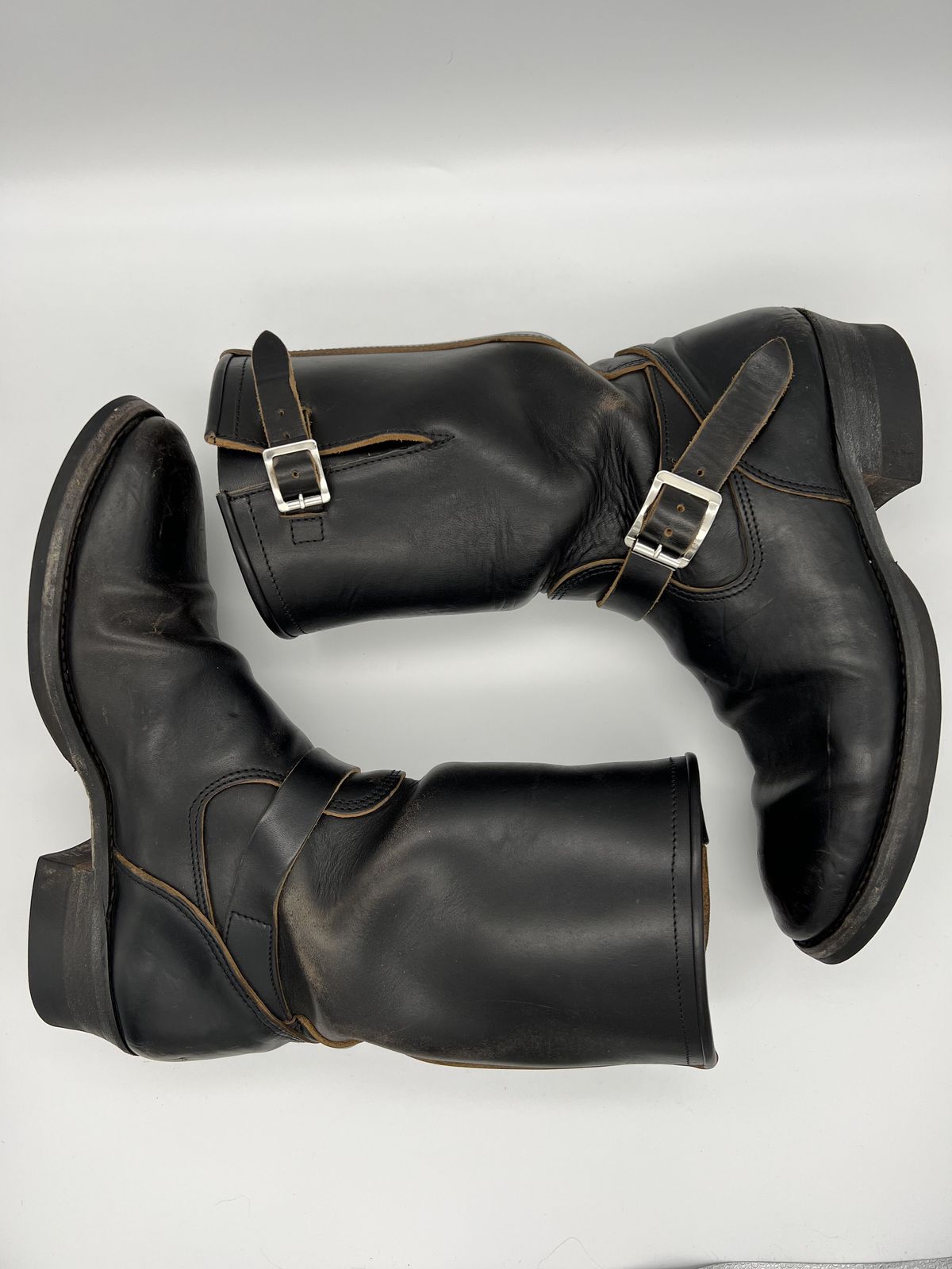 Photo by blackandbrownblues on December 1, 2021 of the Attractions BILTBUCK Engineer Boots in Black Italian Horsebutt.