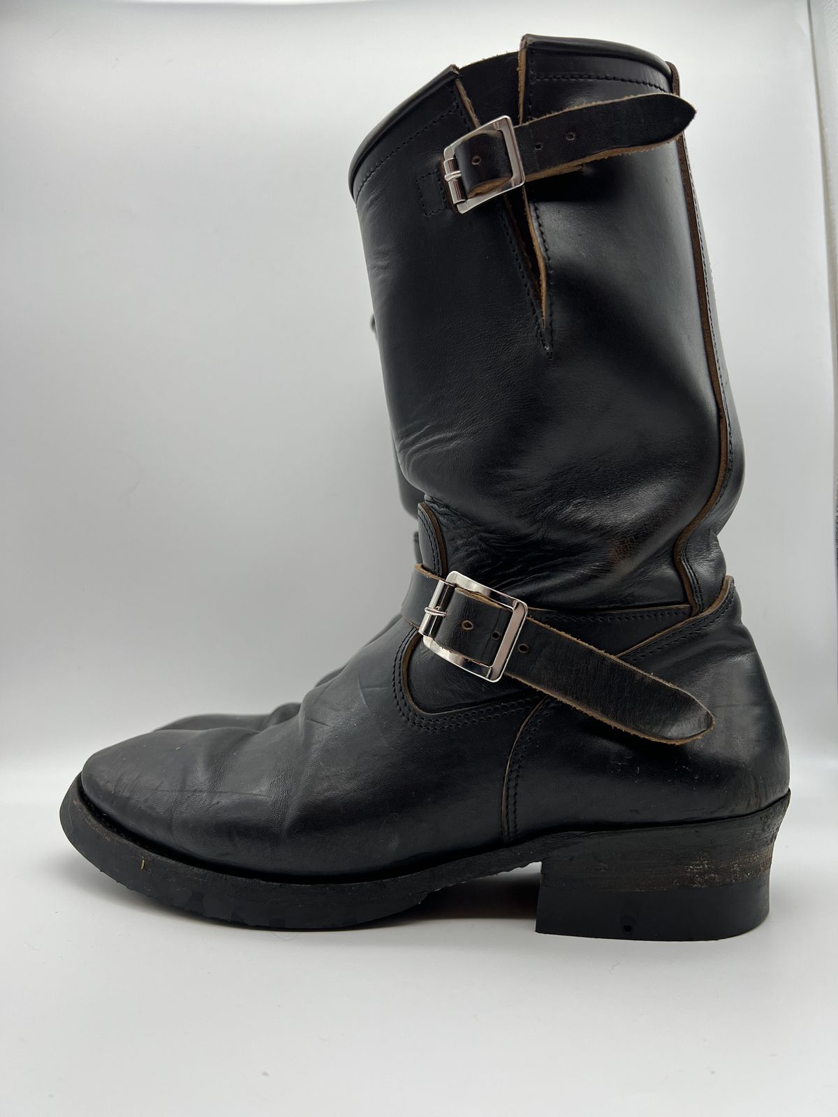 Photo by blackandbrownblues on February 4, 2022 of the Attractions BILTBUCK Engineer Boots in Black Italian Horsebutt.