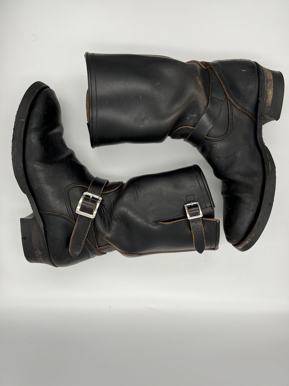 Photo by blackandbrownblues on February 4, 2022 of the Attractions BILTBUCK Engineer Boots in Black Italian Horsebutt.