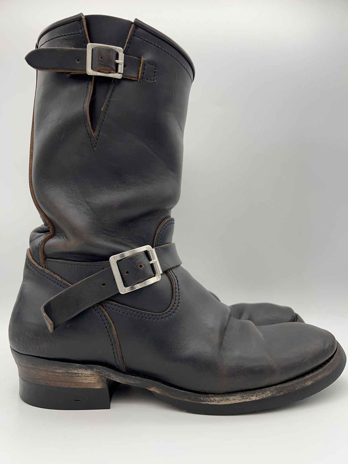 Photo by blackandbrownblues on April 5, 2022 of the Attractions BILTBUCK Engineer Boots in Black Italian Horsebutt.