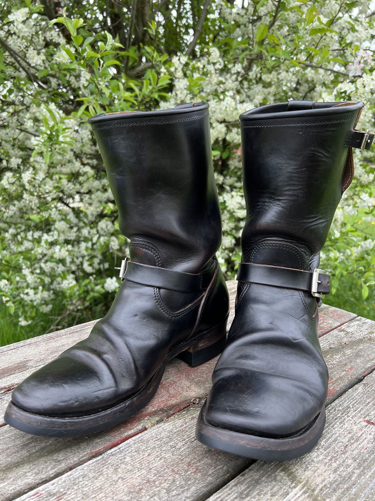 Photo by blackandbrownblues on May 6, 2022 of the Attractions BILTBUCK Engineer Boots in Black Italian Horsebutt.