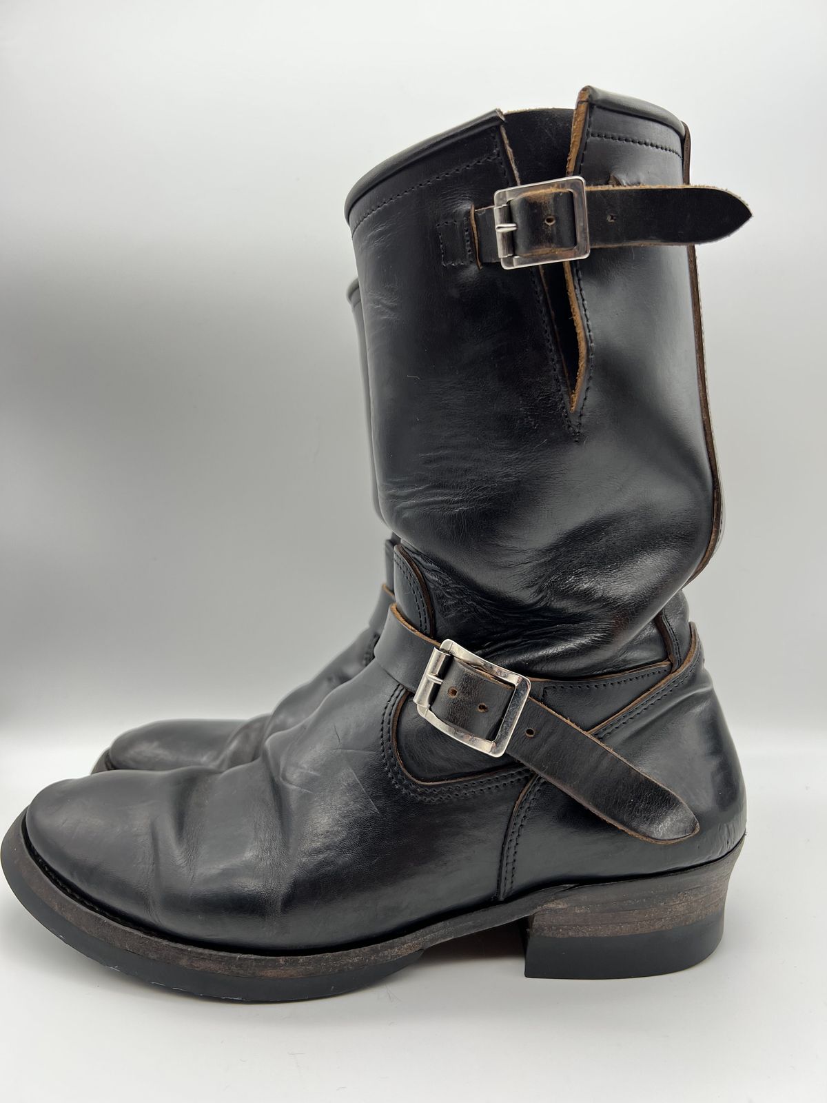 Photo by blackandbrownblues on May 6, 2022 of the Attractions BILTBUCK Engineer Boots in Black Italian Horsebutt.