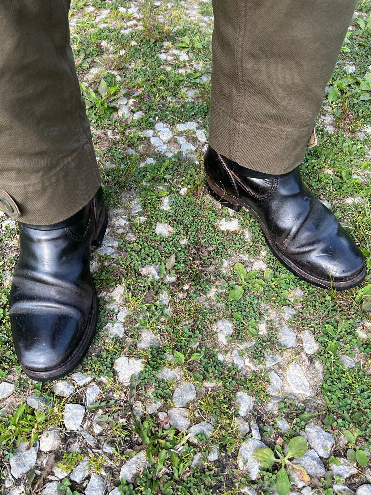 Photo by blackandbrownblues on May 22, 2023 of the Attractions BILTBUCK Engineer Boots in Black Italian Horsebutt.