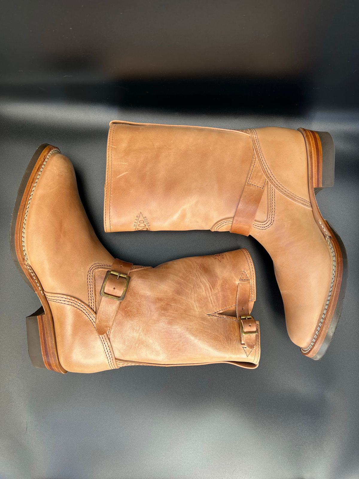 Photo by blackandbrownblues on October 2, 2022 of the Wesco Mister Lou in Maryam Natural Horsebutt.