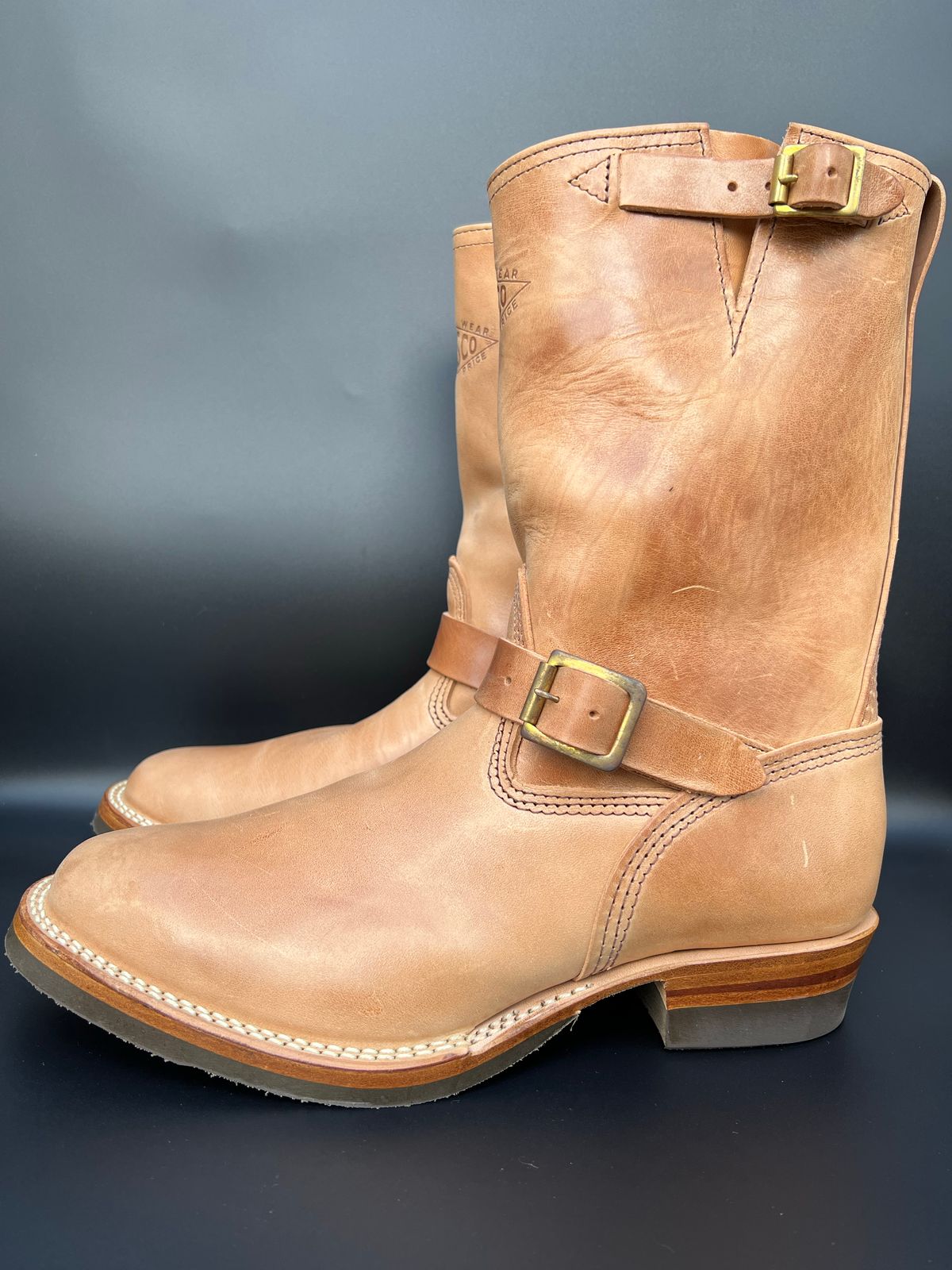 Photo by blackandbrownblues on October 2, 2022 of the Wesco Mister Lou in Maryam Natural Horsebutt.