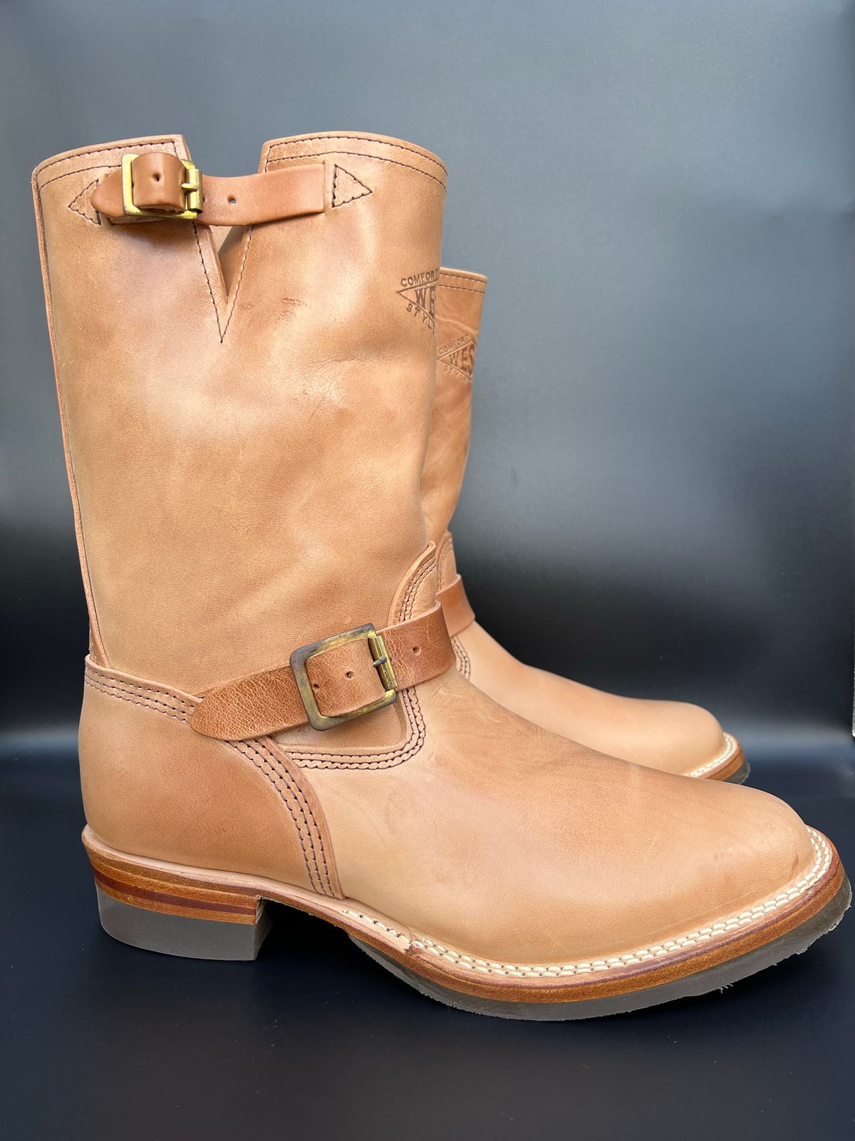Photo by blackandbrownblues on October 2, 2022 of the Wesco Mister Lou in Maryam Natural Horsebutt.