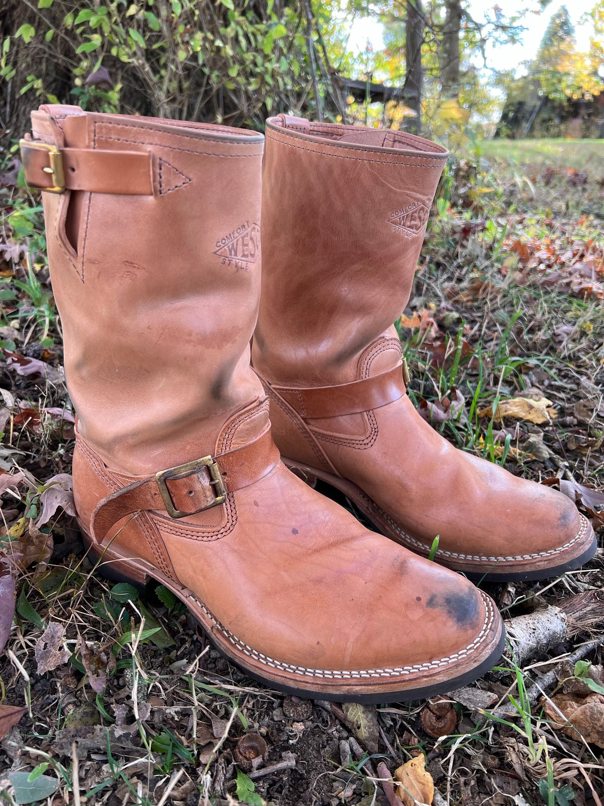 Photo by blackandbrownblues on October 16, 2022 of the Wesco Mister Lou in Maryam Natural Horsebutt.