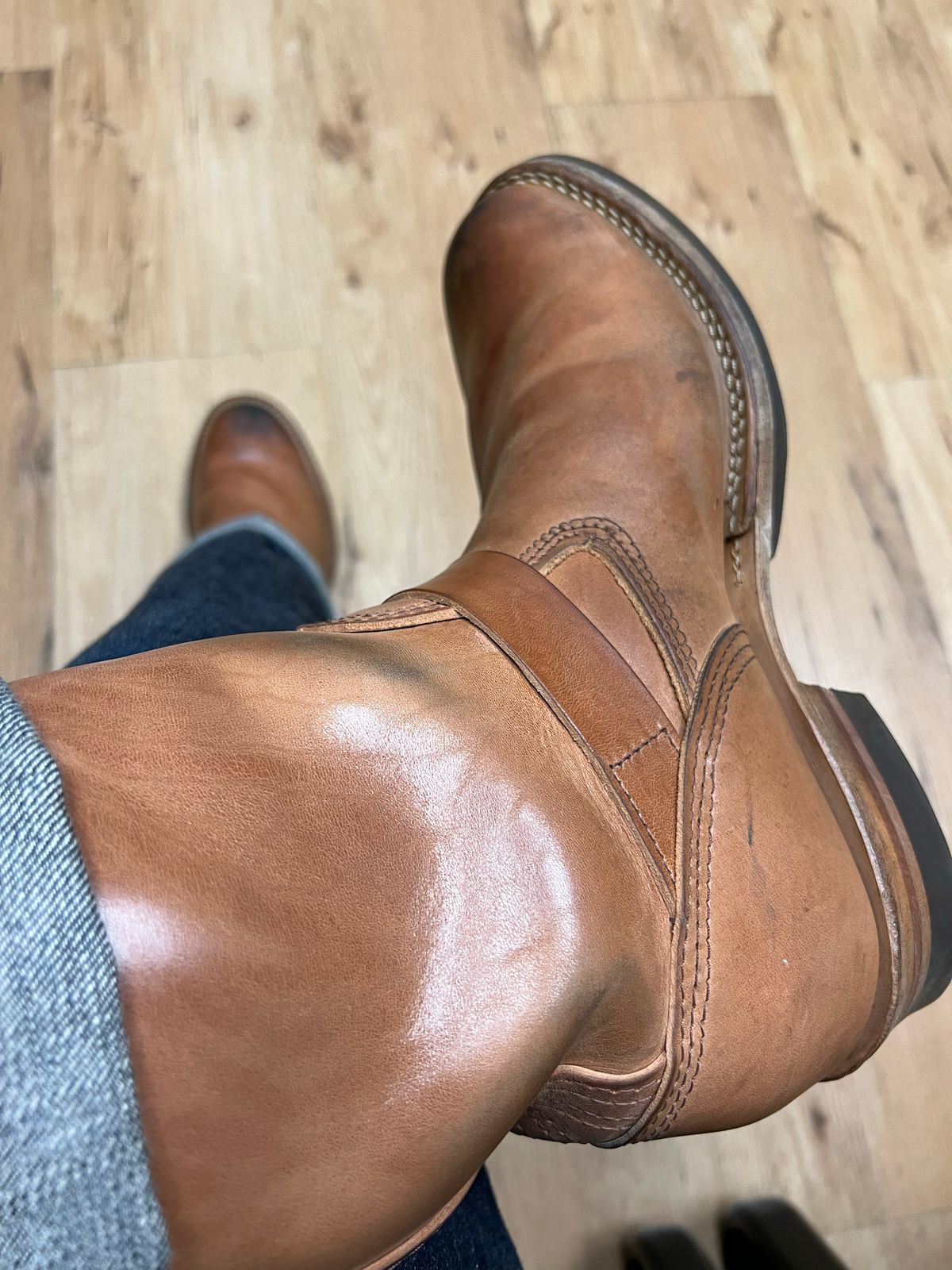 Photo by blackandbrownblues on October 26, 2022 of the Wesco Mister Lou in Maryam Natural Horsebutt.