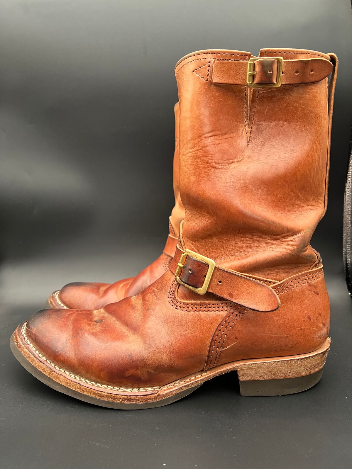 Photo by blackandbrownblues on January 1, 2023 of the Wesco Mister Lou in Maryam Natural Horsebutt.