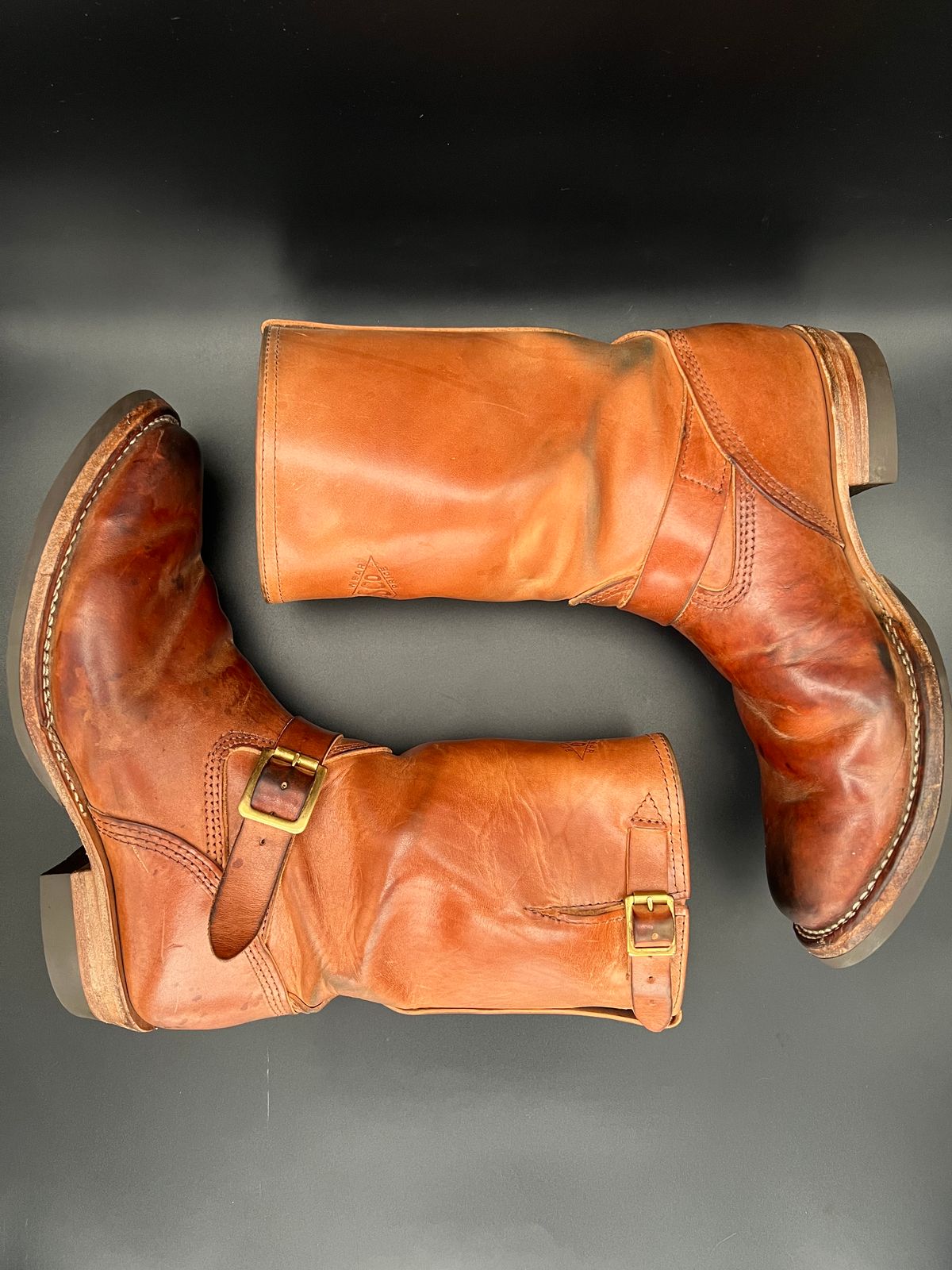 Photo by blackandbrownblues on January 1, 2023 of the Wesco Mister Lou in Maryam Natural Horsebutt.