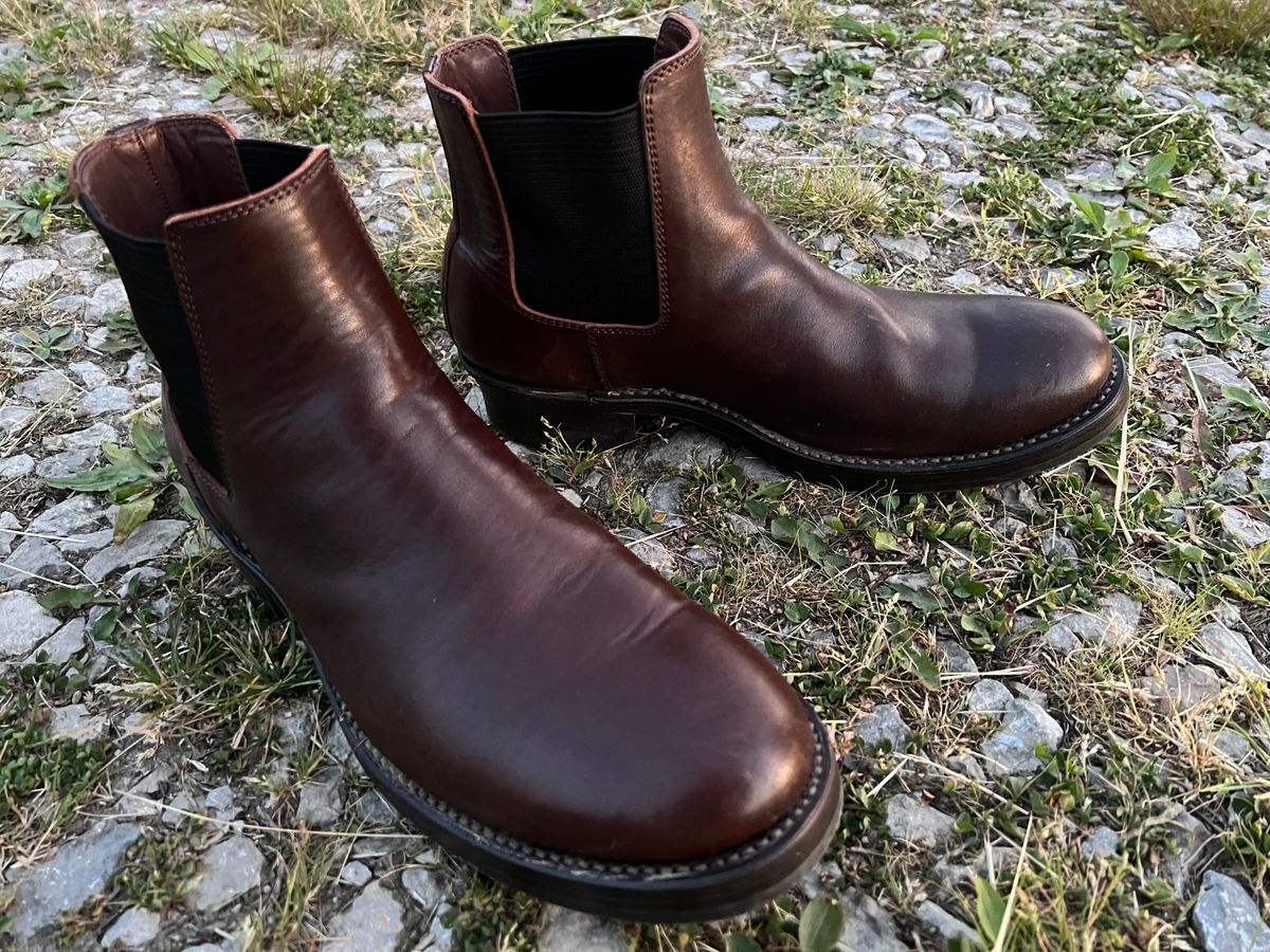 Photo by blackandbrownblues on May 31, 2023 of the Addict Boots AB-03 Chelsea Boots in Brown Horsehide.