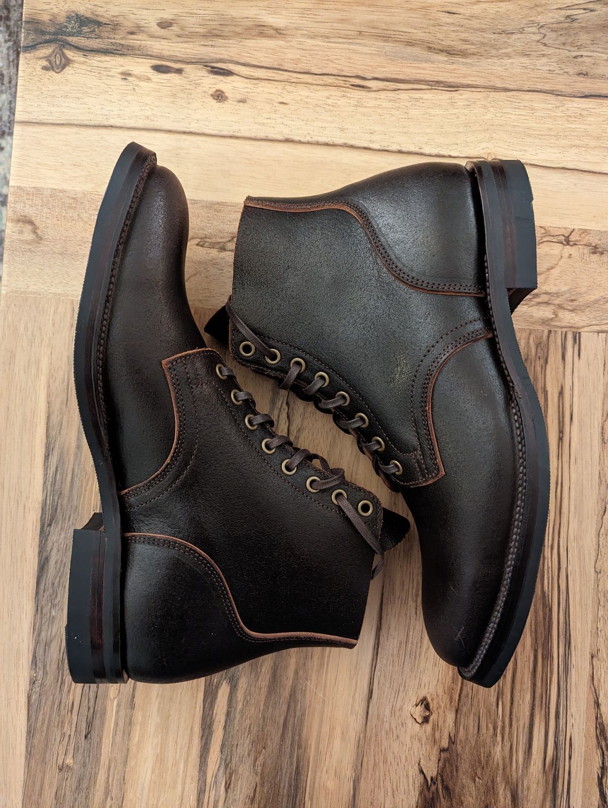 Photo by TylerA_1 on November 1, 2022 of the XBXS Unknown Model in Horween Brown Waxed Flesh.