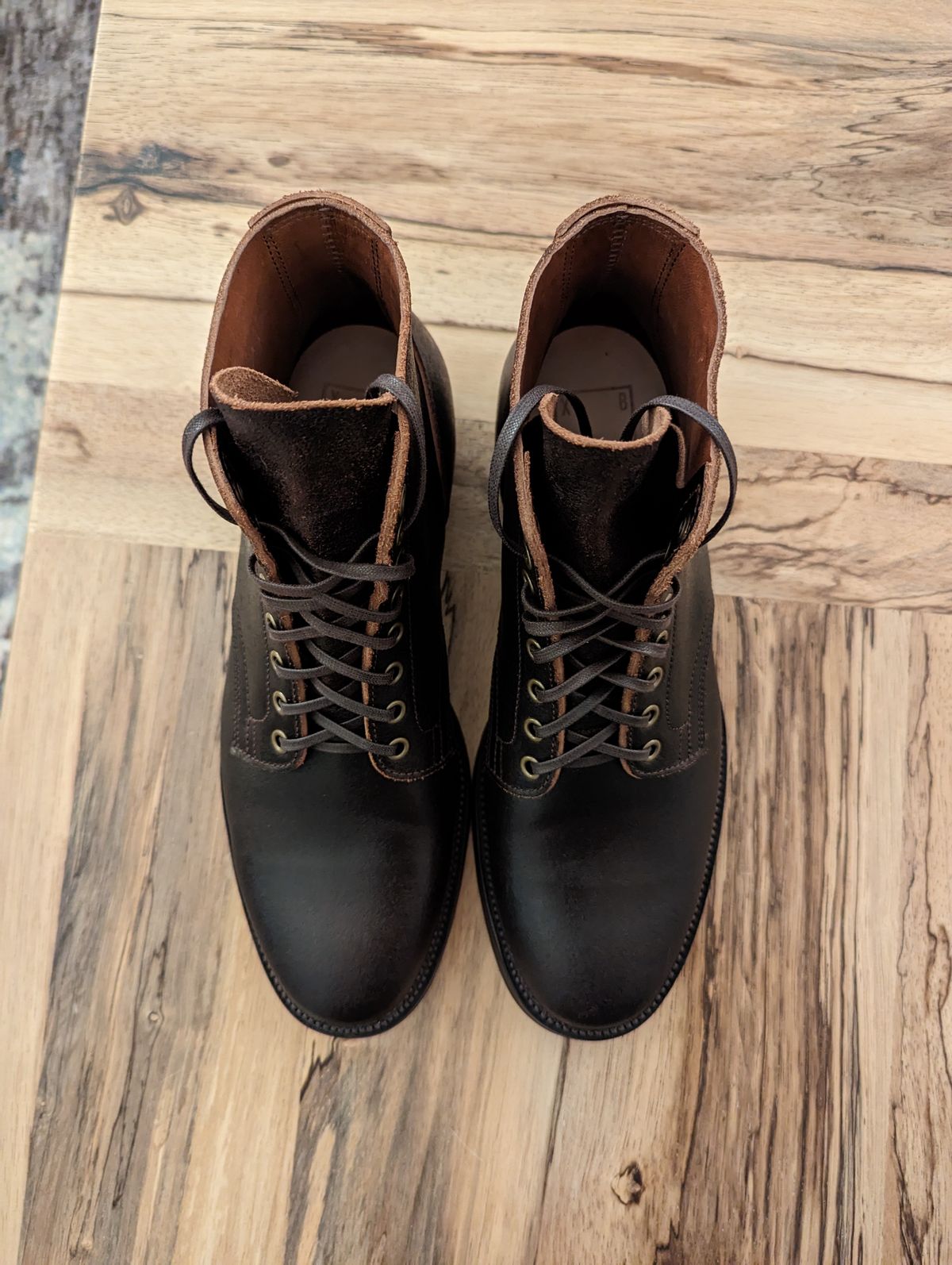 Photo by TylerA_1 on November 1, 2022 of the XBXS Unknown Model in Horween Brown Waxed Flesh.
