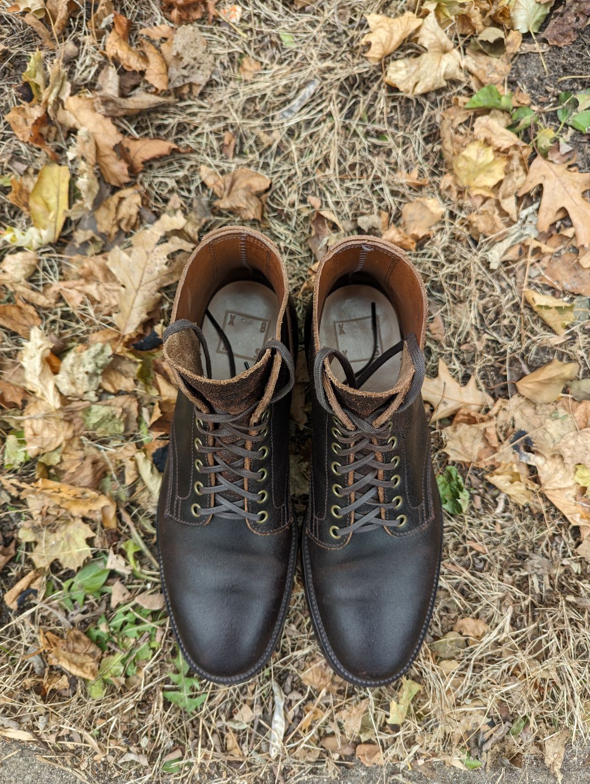 Photo by TylerA_1 on December 2, 2022 of the XBXS Unknown Model in Horween Brown Waxed Flesh.