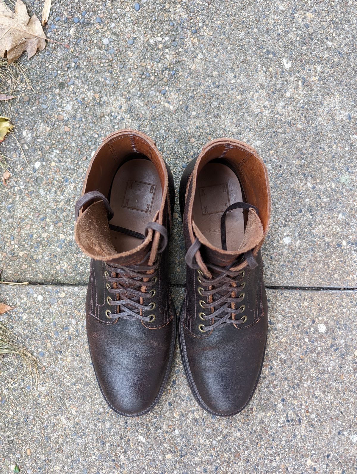 Photo by TylerA_1 on January 2, 2023 of the XBXS Unknown Model in Horween Brown Waxed Flesh.