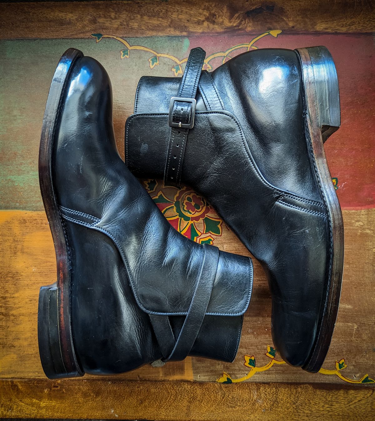 Photo by StarWarrior on April 5, 2023 of the Dehner Jodhpur in Black Calfskin.