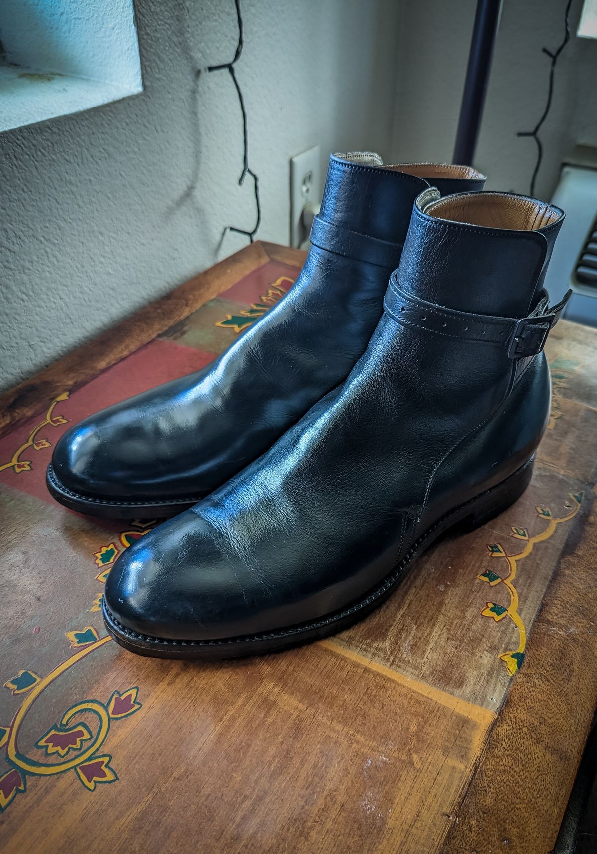 Photo by StarWarrior on April 5, 2023 of the Dehner Jodhpur in Black Calfskin.