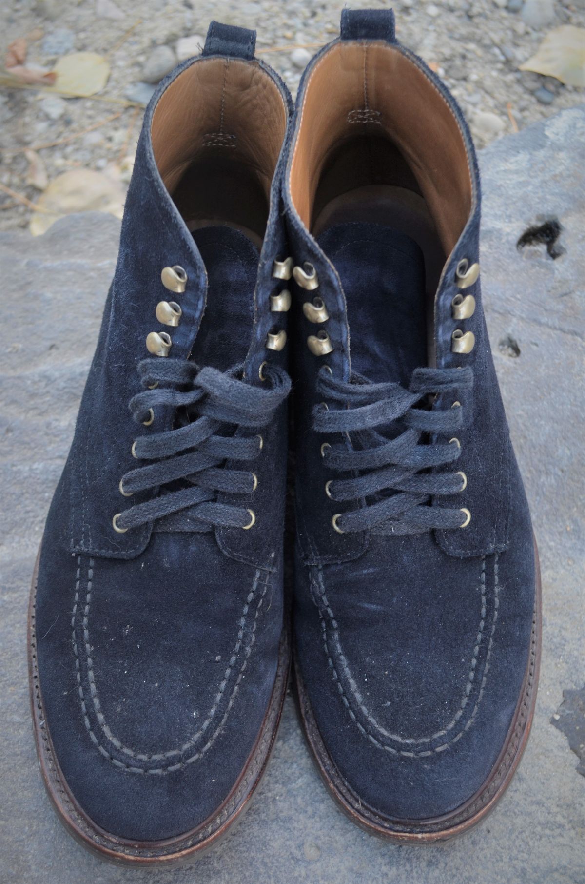 Photo by StarWarrior on December 3, 2022 of the J.Crew Kenton Pacer Boots in C.F. Stead Navy Blue Janus Calf Suede.