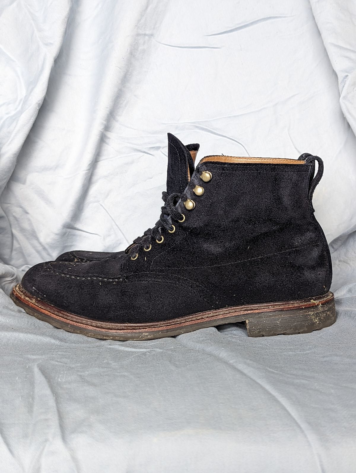 Photo by StarWarrior on January 5, 2023 of the J.Crew Kenton Pacer Boots in C.F. Stead Navy Blue Janus Calf Suede.