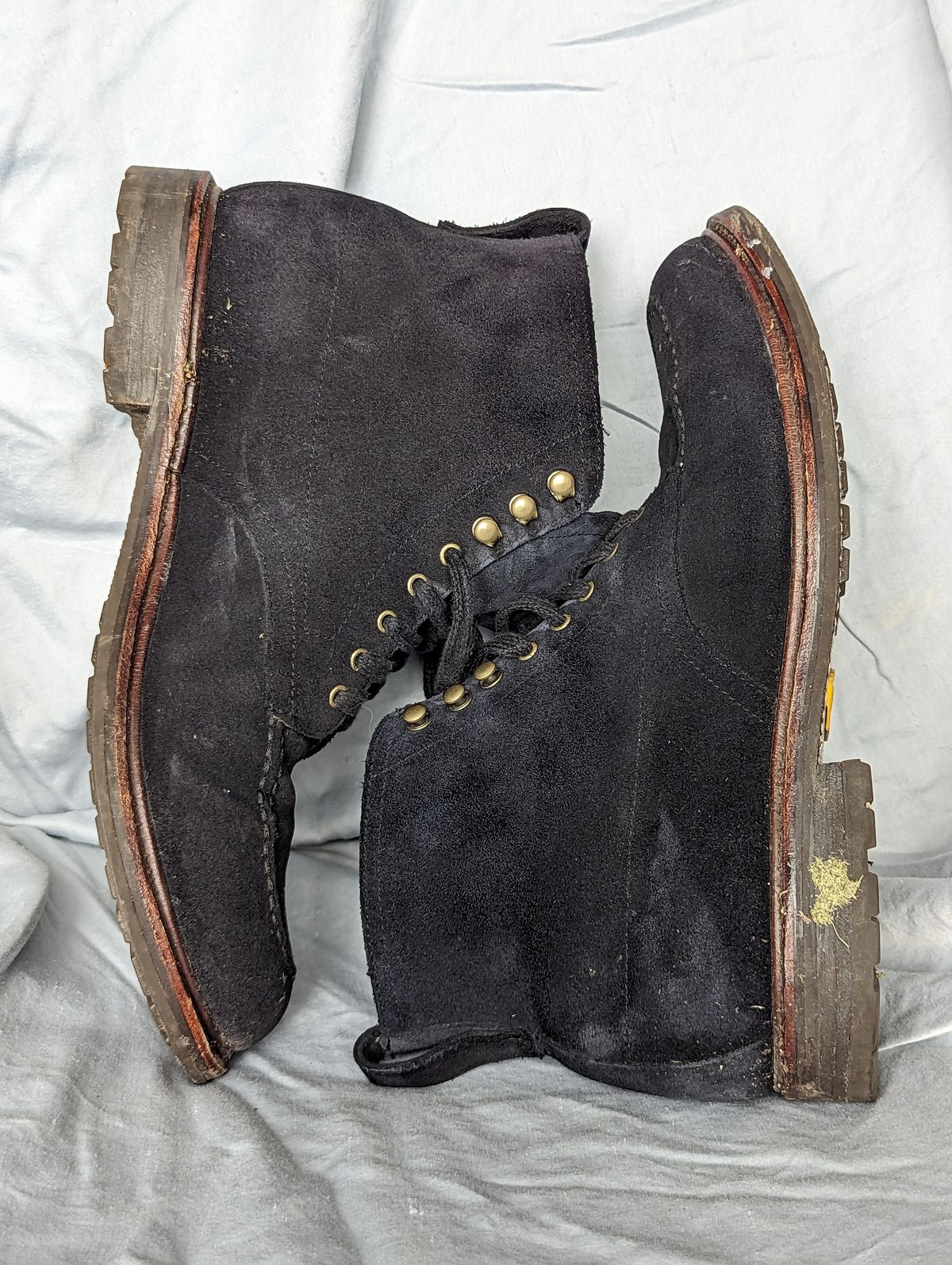 Photo by StarWarrior on January 5, 2023 of the J.Crew Kenton Pacer Boots in C.F. Stead Navy Blue Janus Calf Suede.