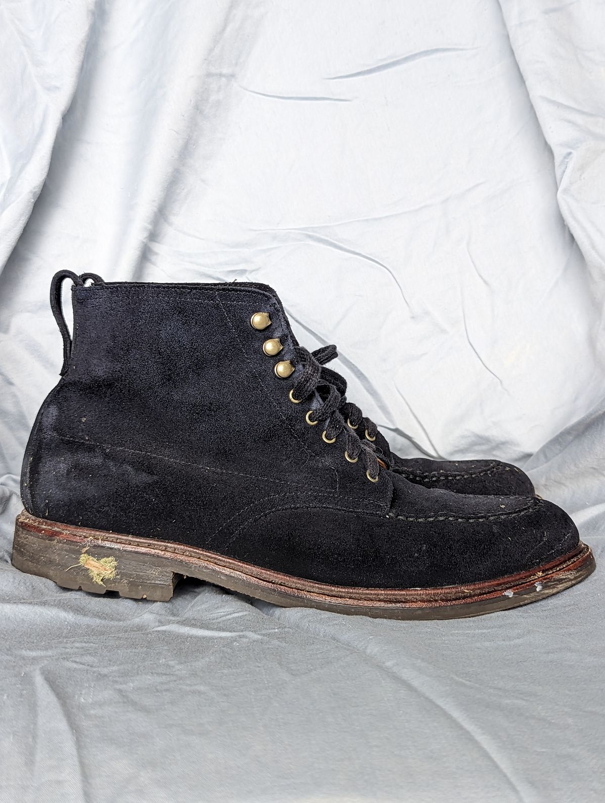 Photo by StarWarrior on January 5, 2023 of the J.Crew Kenton Pacer Boots in C.F. Stead Navy Blue Janus Calf Suede.