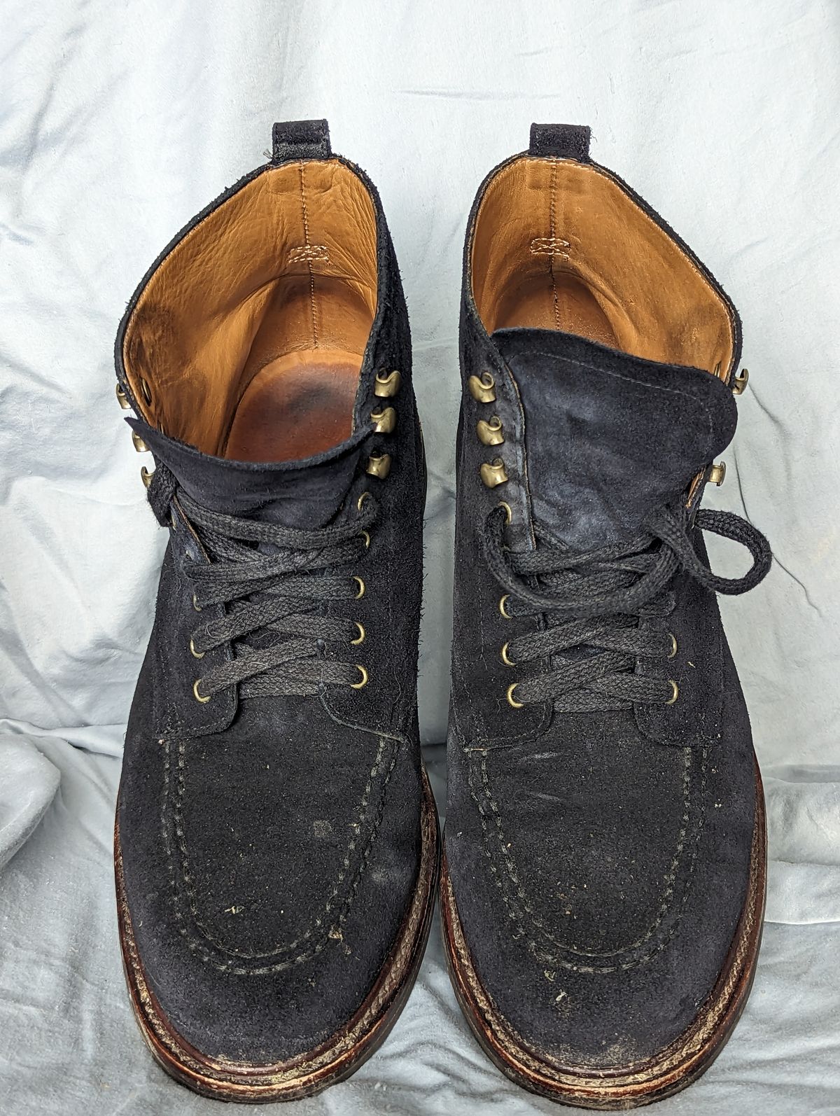 Photo by StarWarrior on January 5, 2023 of the J.Crew Kenton Pacer Boots in C.F. Stead Navy Blue Janus Calf Suede.